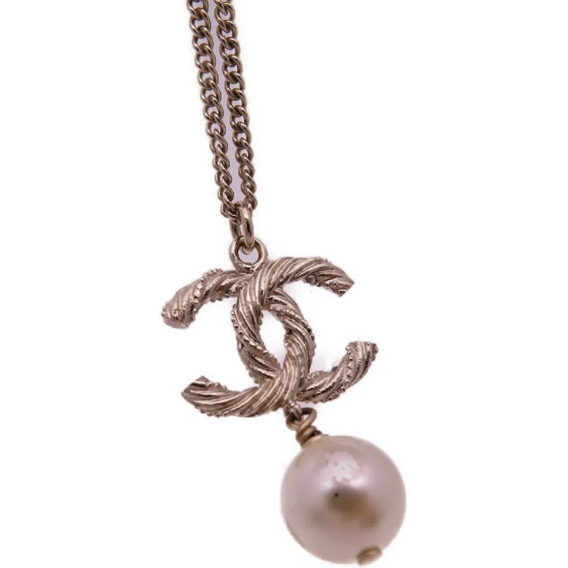 Subtle filigree necklaces-Chanel Metal Necklace (Pre-Owned)