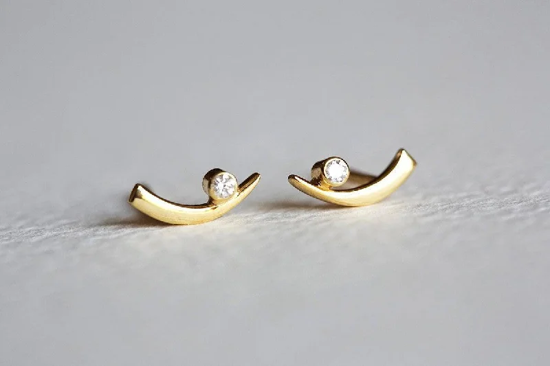 Small dot earrings-Claw-Shaped Diamond Stud Earrings