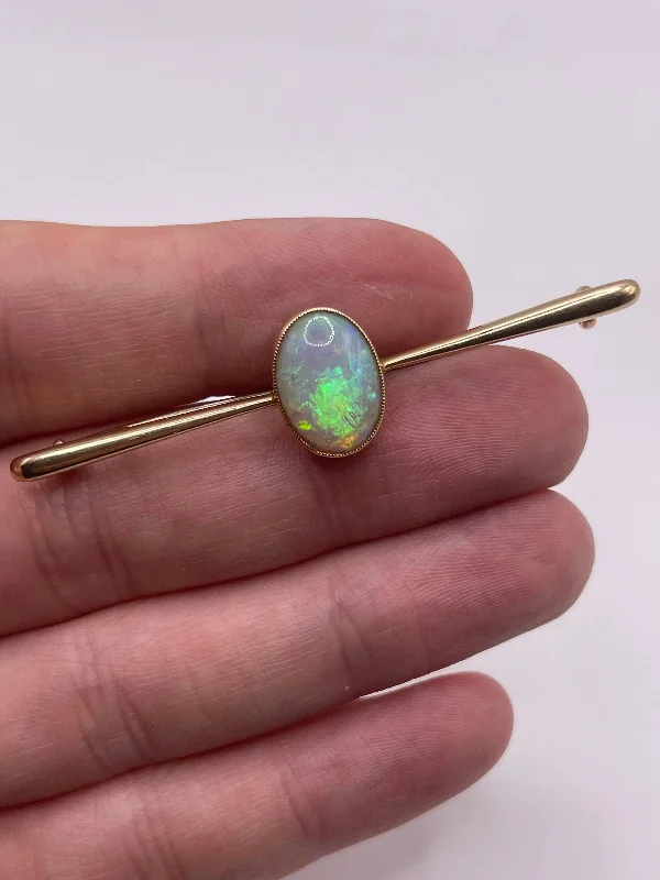 Teardrop gem brooches-18ct gold opal brooch