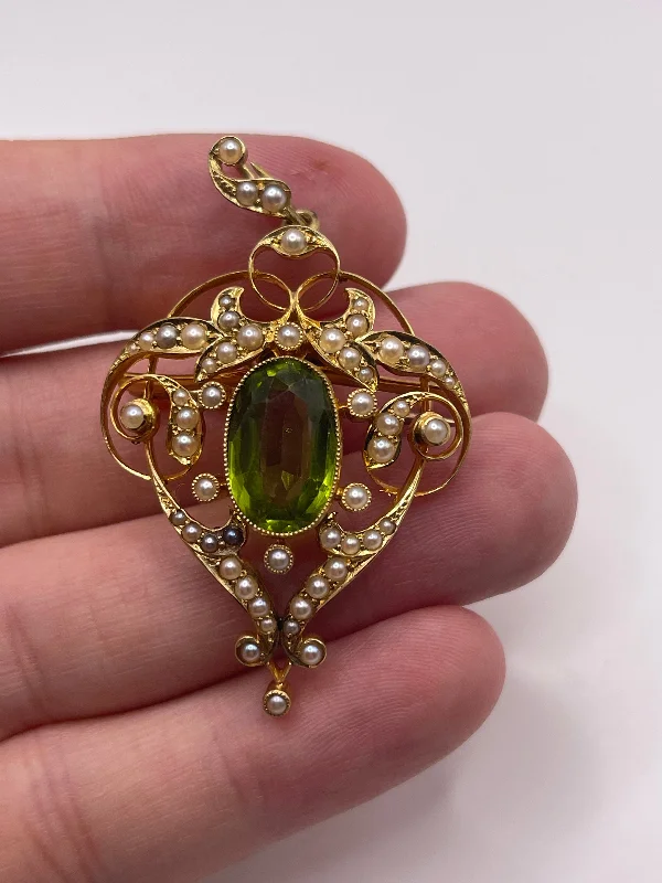 Intricate filigree brooches-Antique 15ct peridot and pearl pendant / brooch