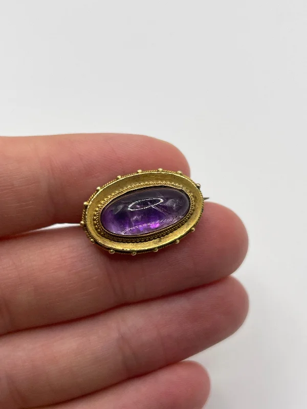 Filigree accent brooches-Antique 15ct gold cabochon amethyst brooch