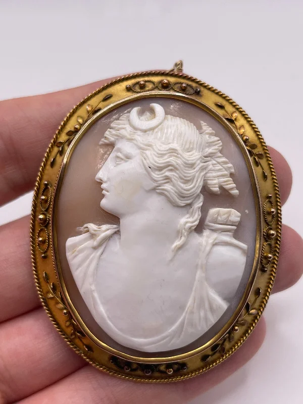 Chevron pattern brooches-Antique 15ct gold Diana the huntress cameo brooch